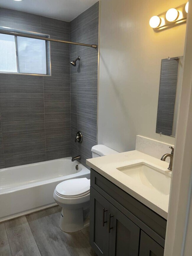 Building Photo - 2.0 bedroom in West Hollywood California 9...