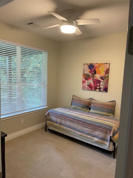 Building Photo - 11931 Lakeview Manor Dr