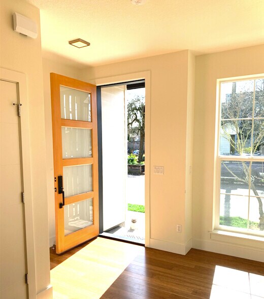 Primary Photo - 1377 N Humboldt St