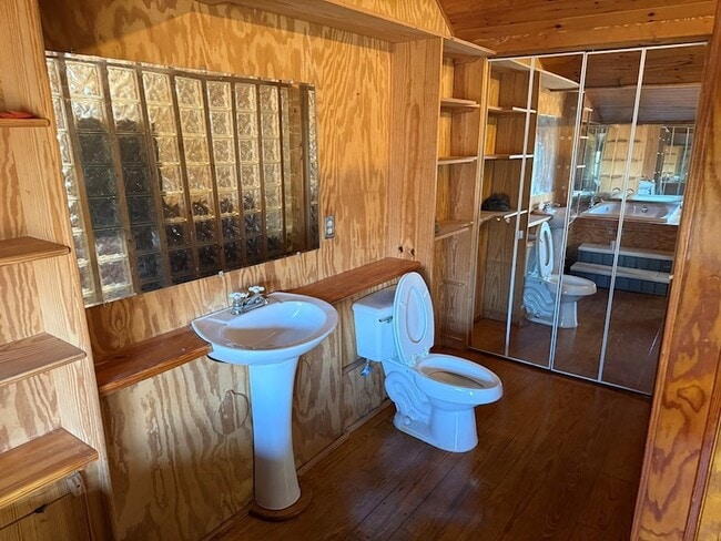 Building Photo - 523 Sundown Dr