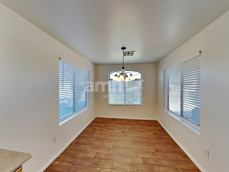 Building Photo - 6019 W Jones Ave