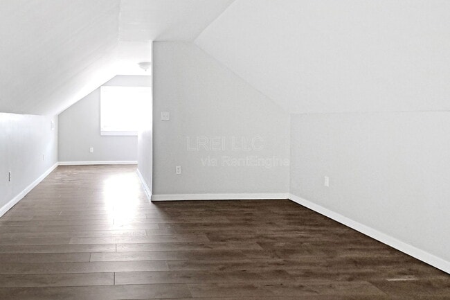 Building Photo - 727 Sutcliffe Ave