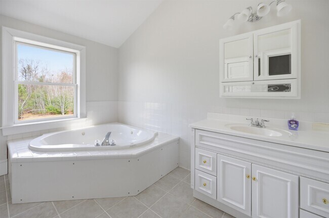 Building Photo - 564 Main St