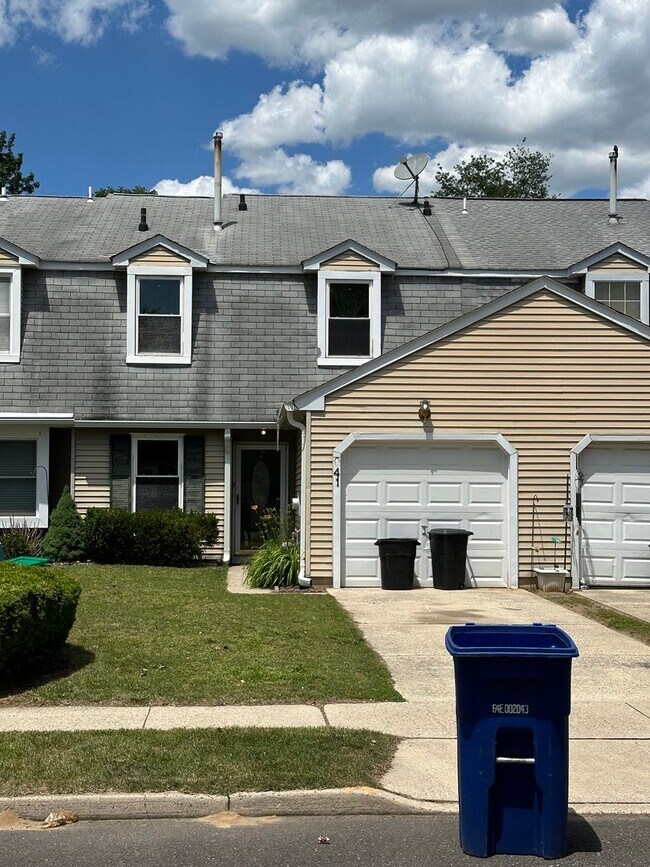 Building Photo - Nice 2 bedroom townhome with a view!