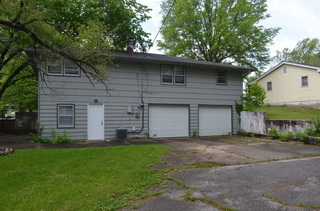 Building Photo - 3 bed, 2 bath home in Parkade area