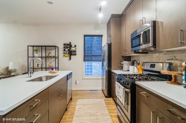 Building Photo - 2233 W Medill Ave