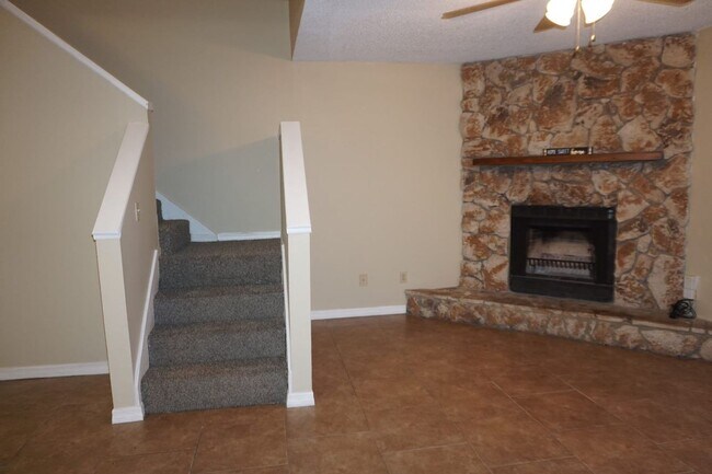 Building Photo - 2 Bedroom 2.5 Bath Townhome