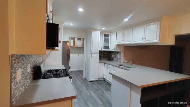 Building Photo - 10613 Hamden Ave