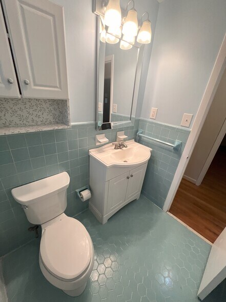 Hall bathroom - 1405 Southland Vista Ct NE