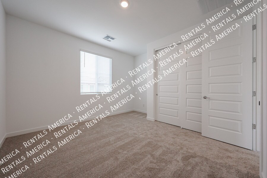 Building Photo - 10151 E Ulysses Ave