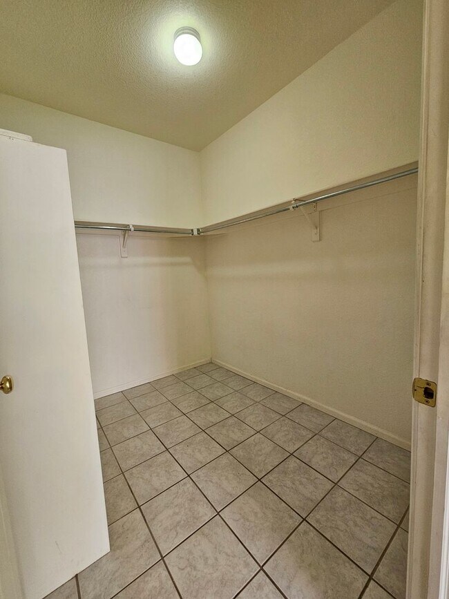 Building Photo - Spacious 2 Bedroom 2 Bath Condo - Close To Buckley AFB, DIA, DTC - Garage