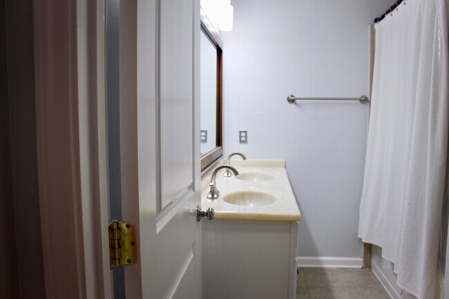 Building Photo - 2287 Vistamont Dr