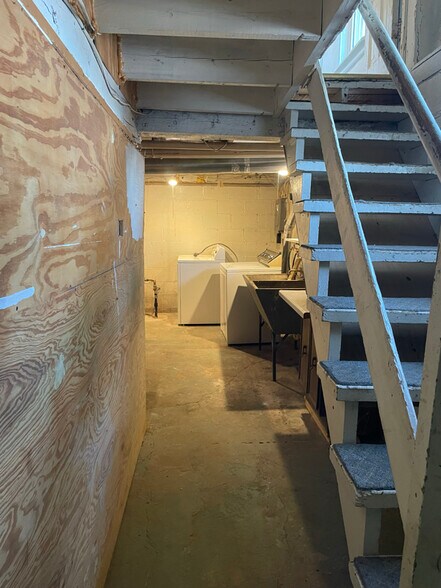 Building Photo - 526 1/2 E 7th St