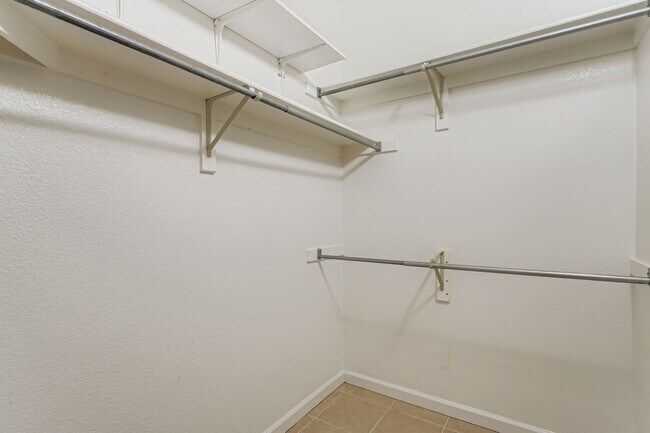 Building Photo - Light-Filled Corner Condo with Garage + Reserved Parking in Gated Community