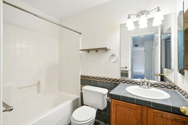 Building Photo - Updated Home in Sunnyside!