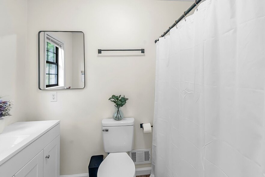 Building Photo - 1812 Wiggins Cir SW