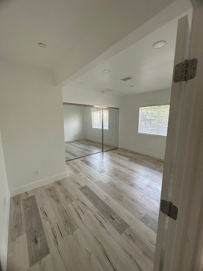 Building Photo - 10861 Nettleton St
