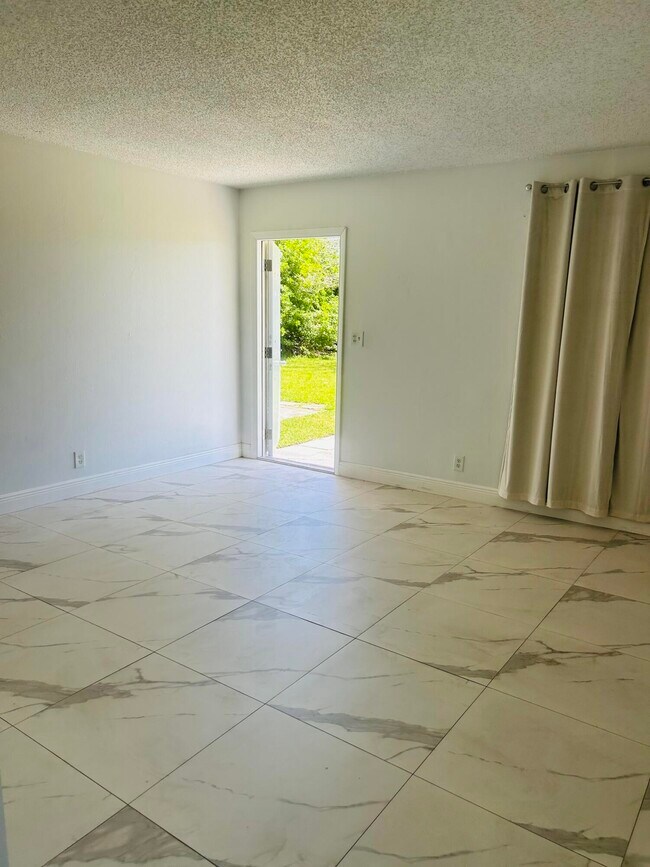 Building Photo - 1471 NW 20th St