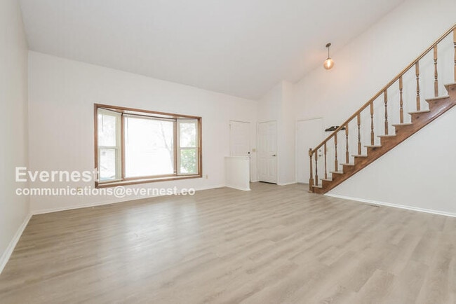 Building Photo - 144 Willow Pl S