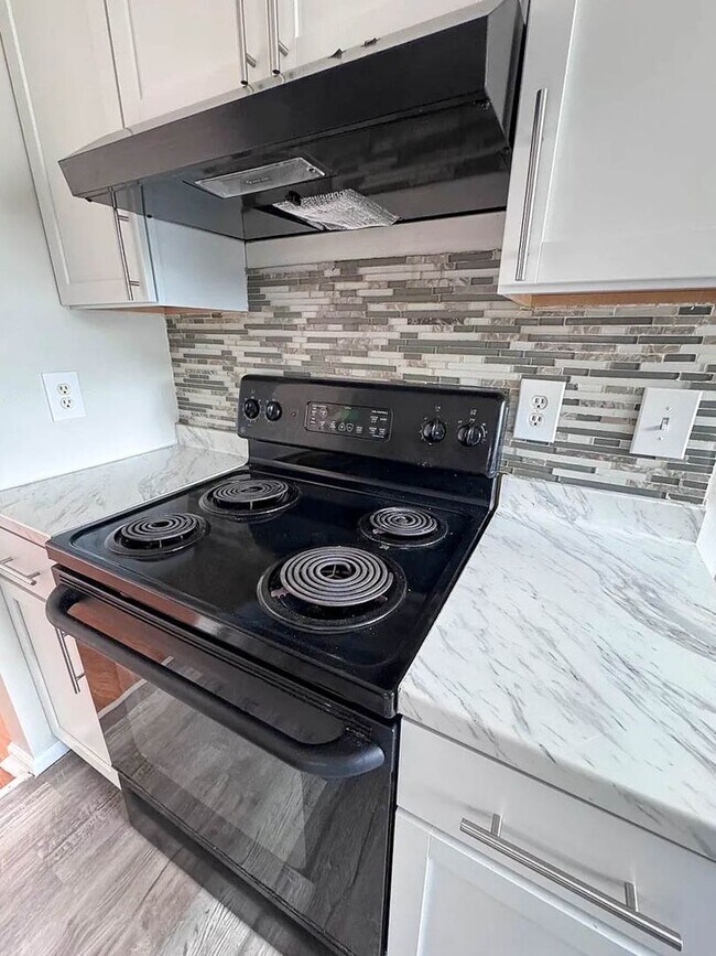 Building Photo - 678 Savin Ave