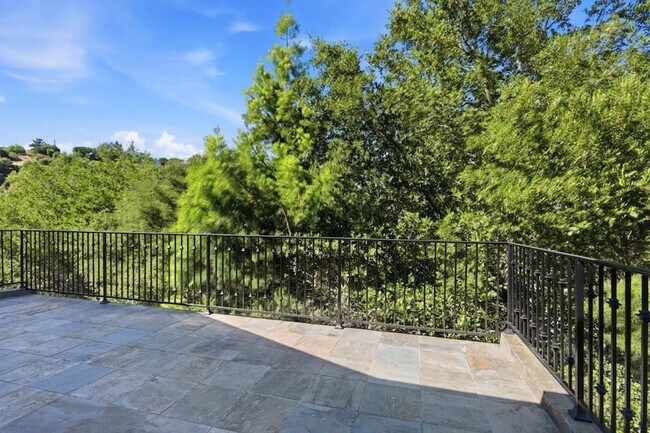 Building Photo - 3911 Pepper Tree Ct
