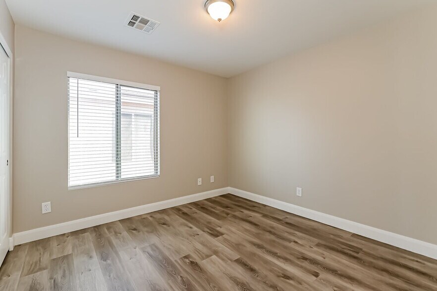 Building Photo - 3499 Greenwood Springs Dr