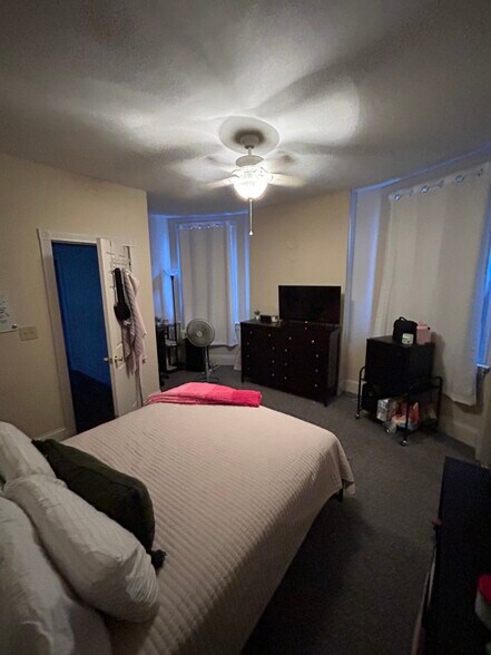 Building Photo - 2154 W Clifton Ave