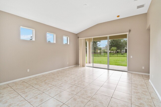 Building Photo - Nice 3/2 with Bonus Room in Oak Hammock Pr...