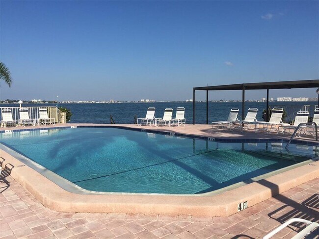 Building Photo - 6180 Sun Blvd