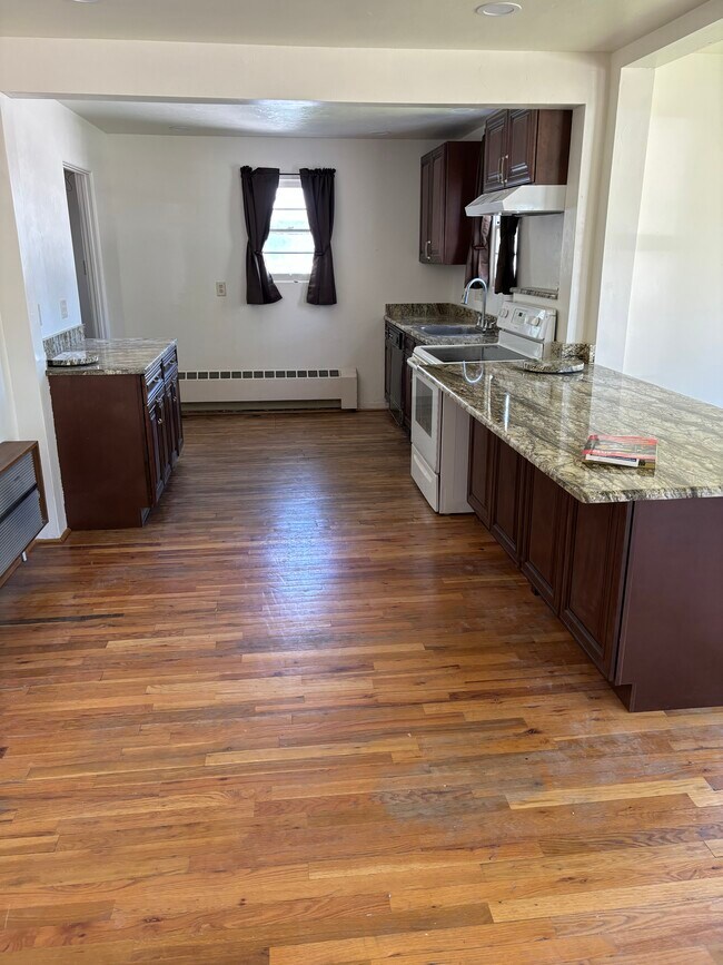 Kitchen / Bar Area - 2001 Crestview Dr