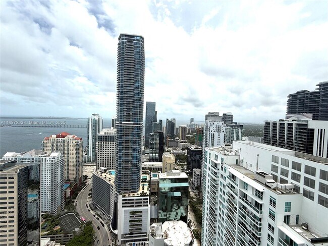 Building Photo - 950 Brickell Bay Dr