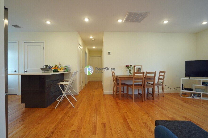 Building Photo - 15 Kelley Ct