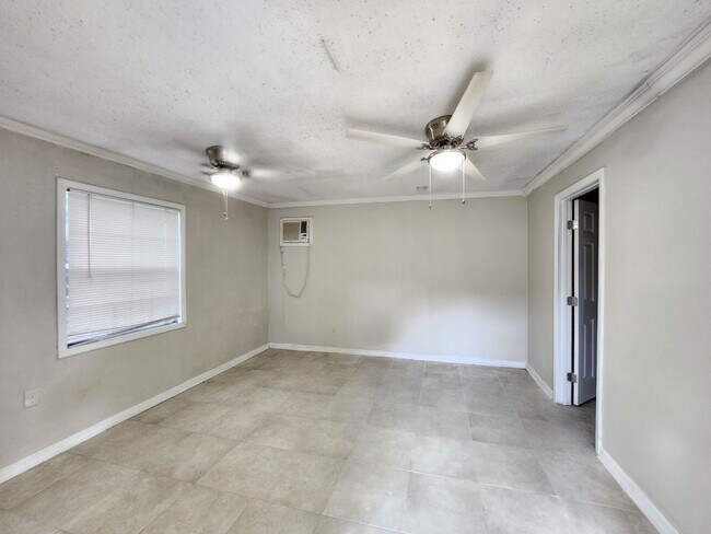 Building Photo - 3000 Torres Ave