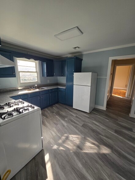 Building Photo - 205 W Broussard St