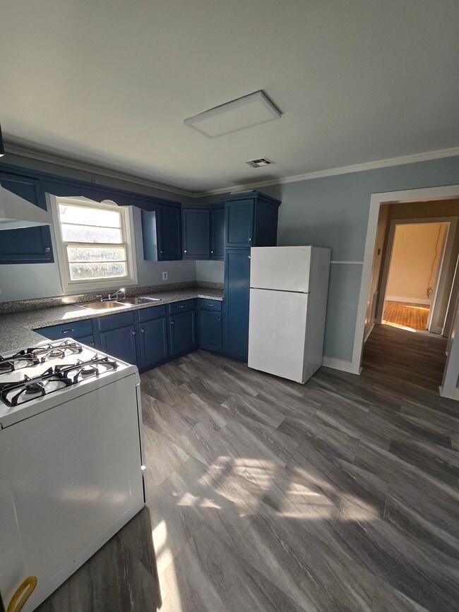 Building Photo - 205 W Broussard St