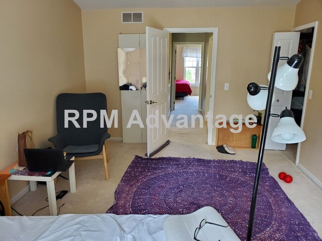 Building Photo - Gorgeous Townhouse Steps from Pool and Hik...