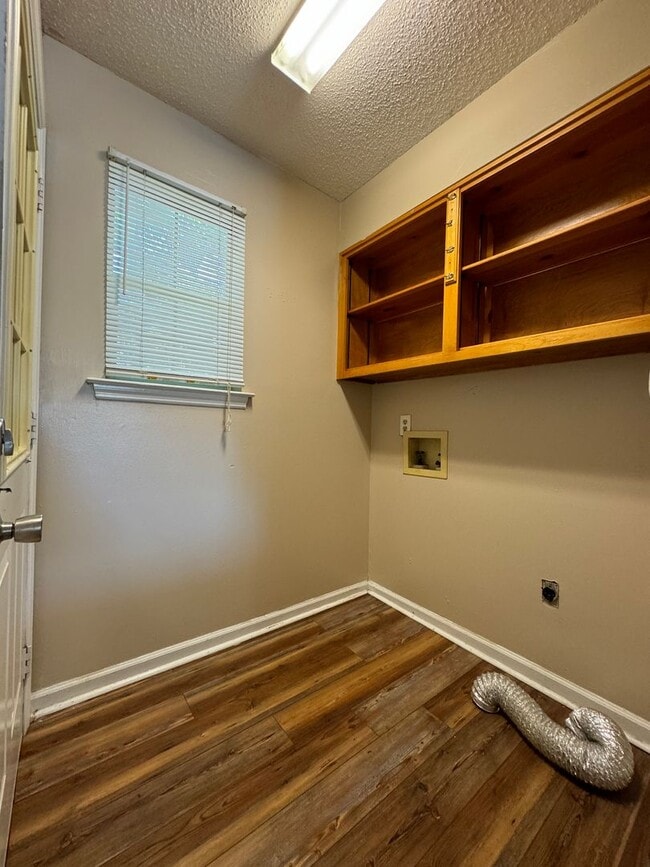 Building Photo - 1620 Hickory Pl