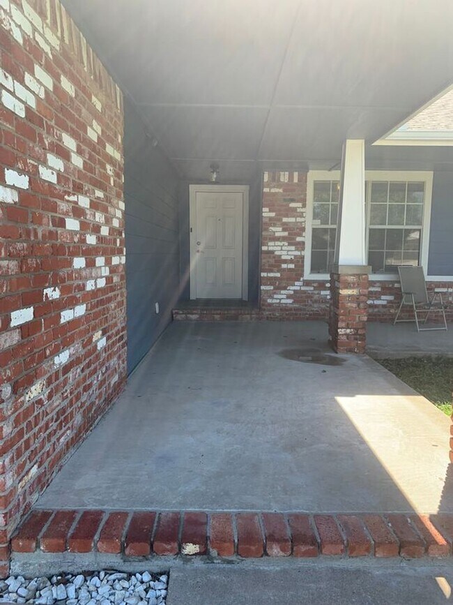 Building Photo - This beautifully updated three-bedroom, tw...