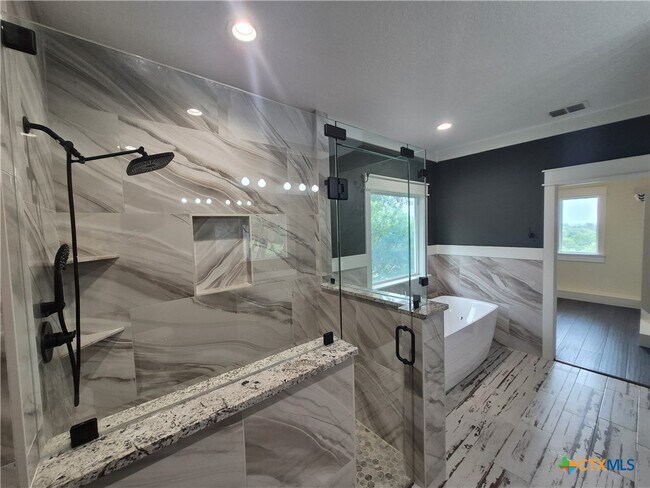 Building Photo - 427 Primrose Path