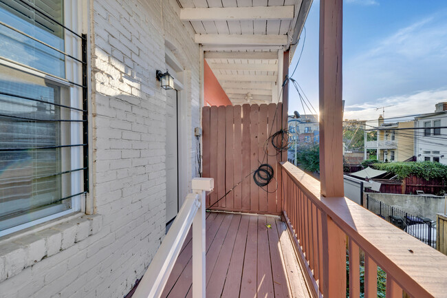 Building Photo - 2 bed/1bath Townhome on Duncan PL