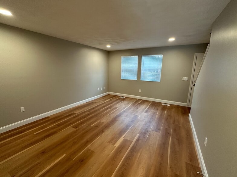 Large Living Room (13'x16') - 489 Boston Neck Rd