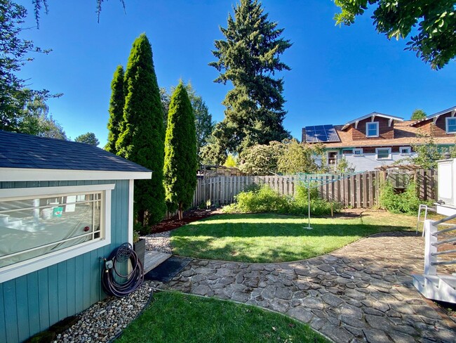 Building Photo - Wonderful Portland Bungalow in SE Portland...