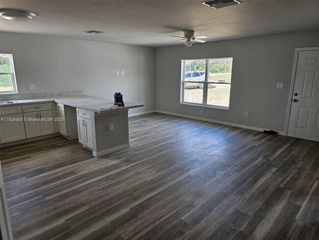 Building Photo - 361 Poinsettia Ave