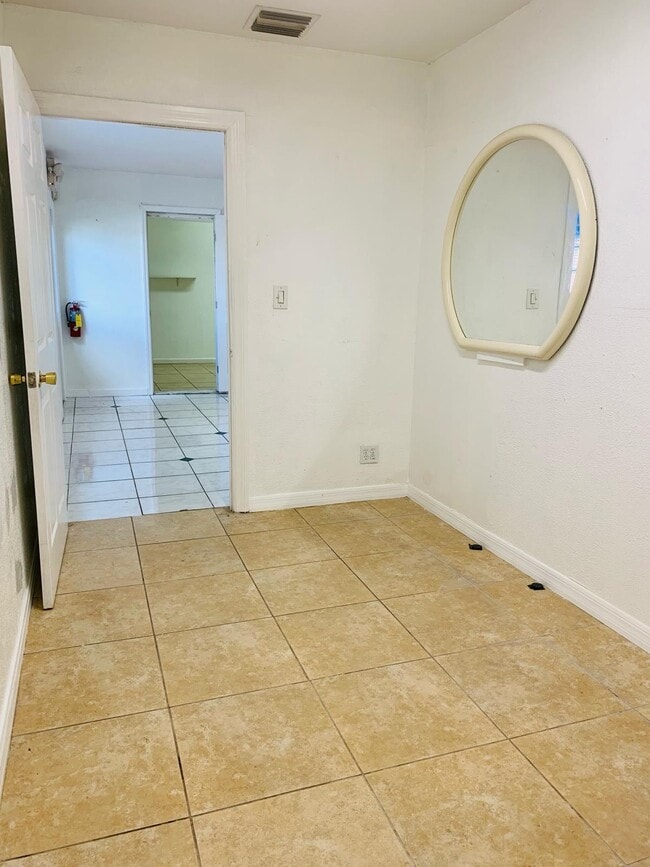 Building Photo - 500 W Oakland Park Blvd