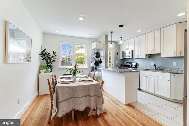 Building Photo - 241 Lynhaven Dr