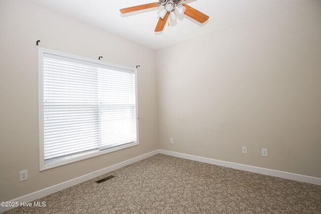 Building Photo - 102 Newington Way