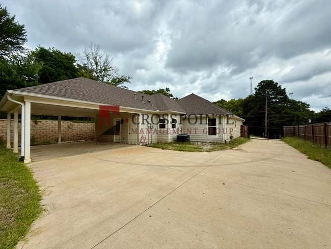 Building Photo - 413 Dallas St