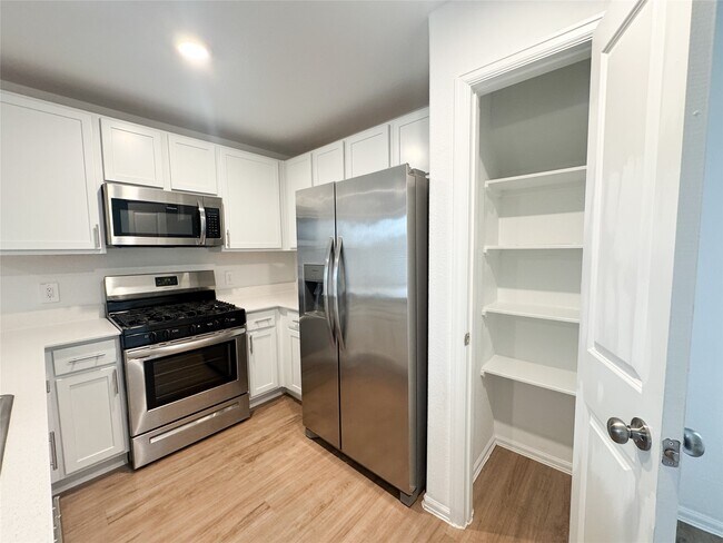 Building Photo - 1411 Las Cuevas Dr