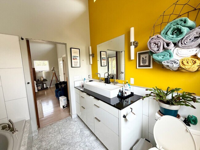 Building Photo - Contemporary 2 bedroom, 2.5 bath home in the heart of Route 66.