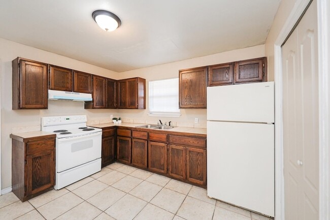 Building Photo - 2220 Santa Cleotilde Ave